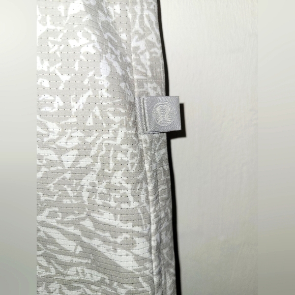 Lululemon Airing Easy Short Sleeve Shirt Grey and White Size S. - Picture 8 of 15